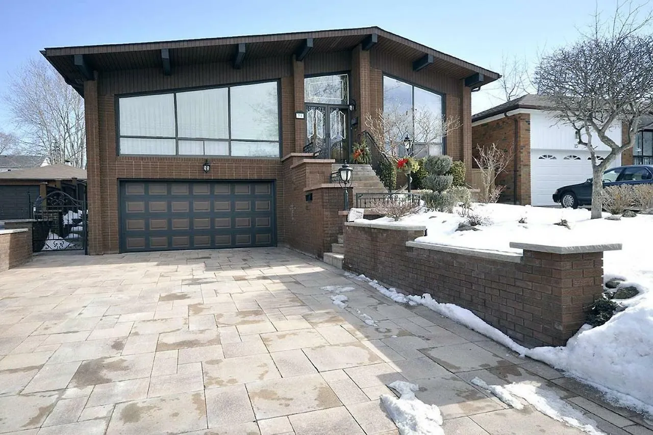 A Stunning Chalet Style Home Toronto Homestay